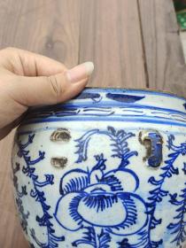 青花双耳陶瓷粥罐，高度约18cm，盖钮和一耳有损。