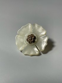 清代和田白玉镶银花饰，全品，直径2.45厘米，500元