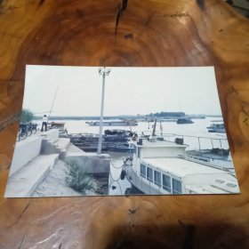 改革开放初期某海边船坞风景照片两张