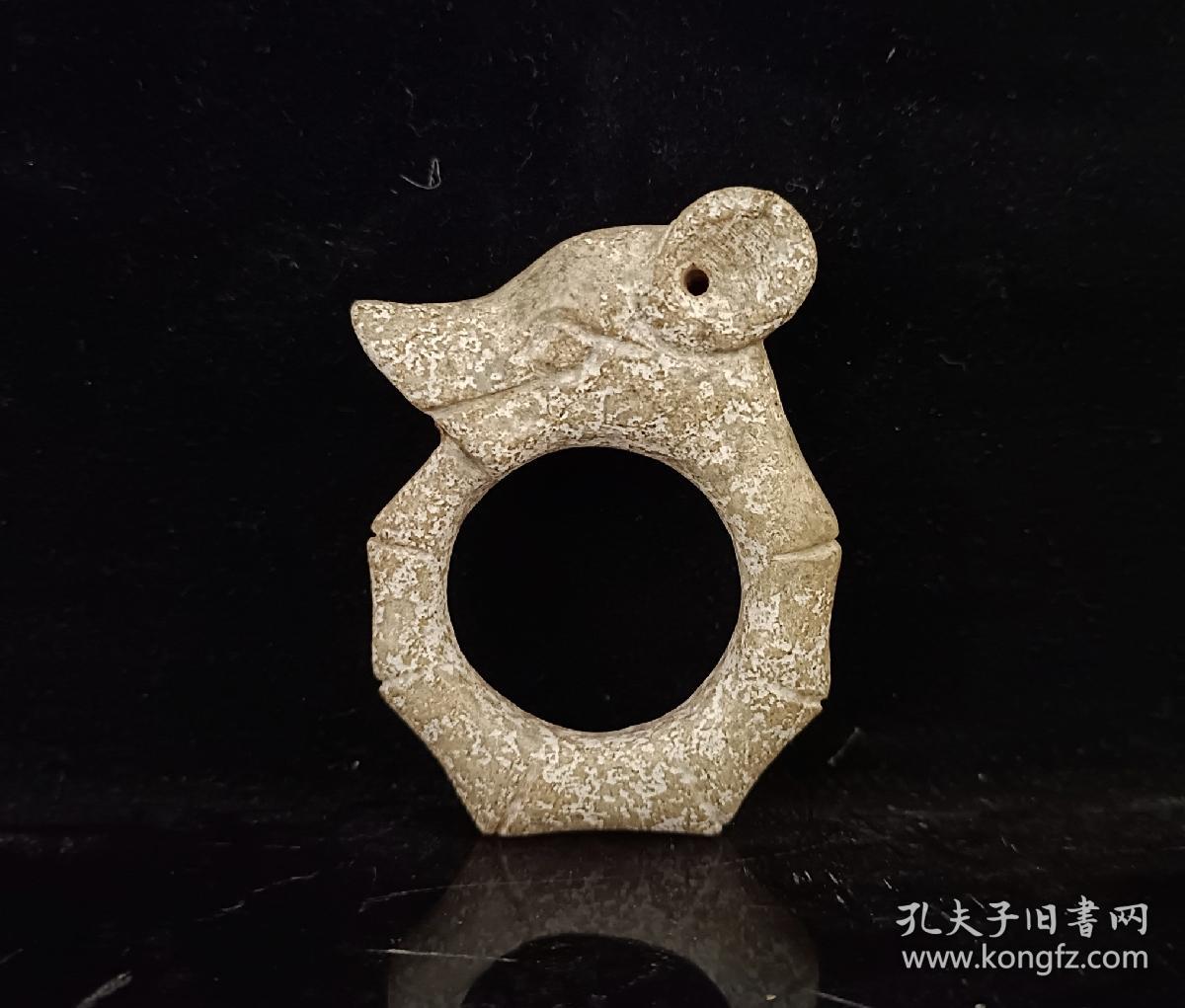 旧藏高古玉猪环，成色如图，出土物件，雕刻精美，沁色自然，保存完整。