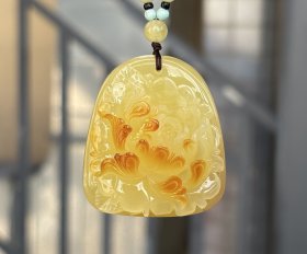 琥珀，天然原矿鸡油黄蜜蜡俏色牡丹花挂件，花开富贵吉祥，尺寸44.8-39.3-24.5，全品，净重23克，佩戴精美漂亮，高端大气，送礼自留首先推荐。