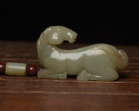 和田玉马 规格: 6.9×3.8×1.6厘米，重 63克。 玉质温润细腻，沁色自然，刀功老道，皮壳包浆一流，雕刻生动，线条流畅，品相完美！