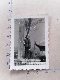 黑白照片:1959年妇人在长坂雄风碑留影