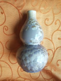 八十年代中国景德镇葫芦瓶。高17.8厘米。品相如图。顺丰快递费用到付。