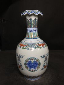 斗彩花瓶，花开富贵