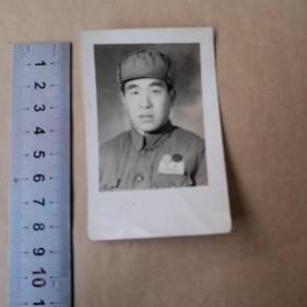 老照片 50年代 中国人民解放军 战士单人照片1张 胸带2枚奖章 帽子五角星