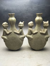 民国时期老窑青釉雕刻金童玉女蒜头抱月赏瓶一对，完整包老