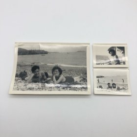 著名小提琴演奏家、中央乐团小提琴首席杨秉荪（1929-2017），同爱人中国第一代钢琴家、曾任中央乐团首席钢琴巫漪丽（1931-2019），五六十年代海滨留影珍贵合影照片一组三枚