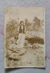 民国原版老照片一张 30年代摄于无锡野外或公园美女照 背面志慧钢笔签赠 约8.4*5.7厘米