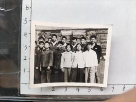 50-60年代昆明工学院附中学生在黑板报前合影照片(邹位相册，邹位约1961年毕业于昆工附中，之后就读于昆明工学院)