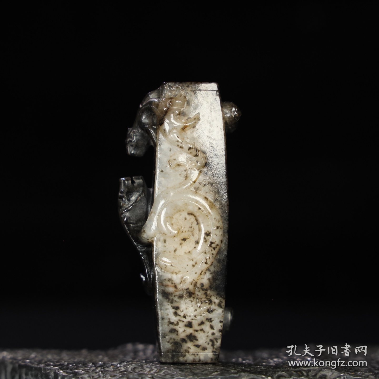 旧藏 和田玉勒子，玉质细腻，，长 3.2厘米，宽 2.3厘米，高 7.2厘米，重 77.2克