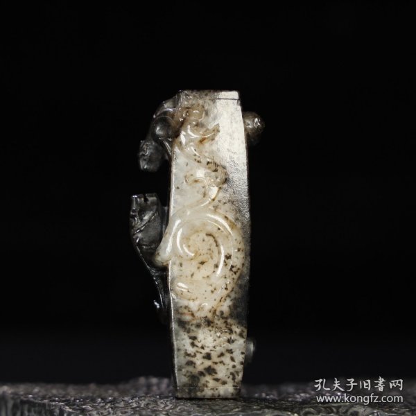 旧藏 和田玉勒子，玉质细腻，，长 3.2厘米，宽 2.3厘米，高 7.2厘米，重 77.2克