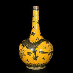 清乾隆黄釉开片墨彩龙纹长颈瓶一对；40x21厘米