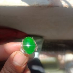 满绿翠玉戒指，