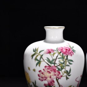 瓷器 清雍正珐琅彩花鸟纹梅瓶 高26厘米 宽11.5厘米