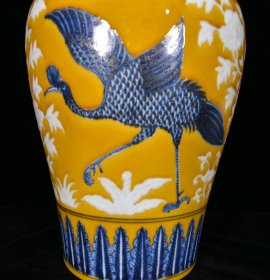 明宣德年黄釉青花花鸟纹梅瓶31*21厘米
