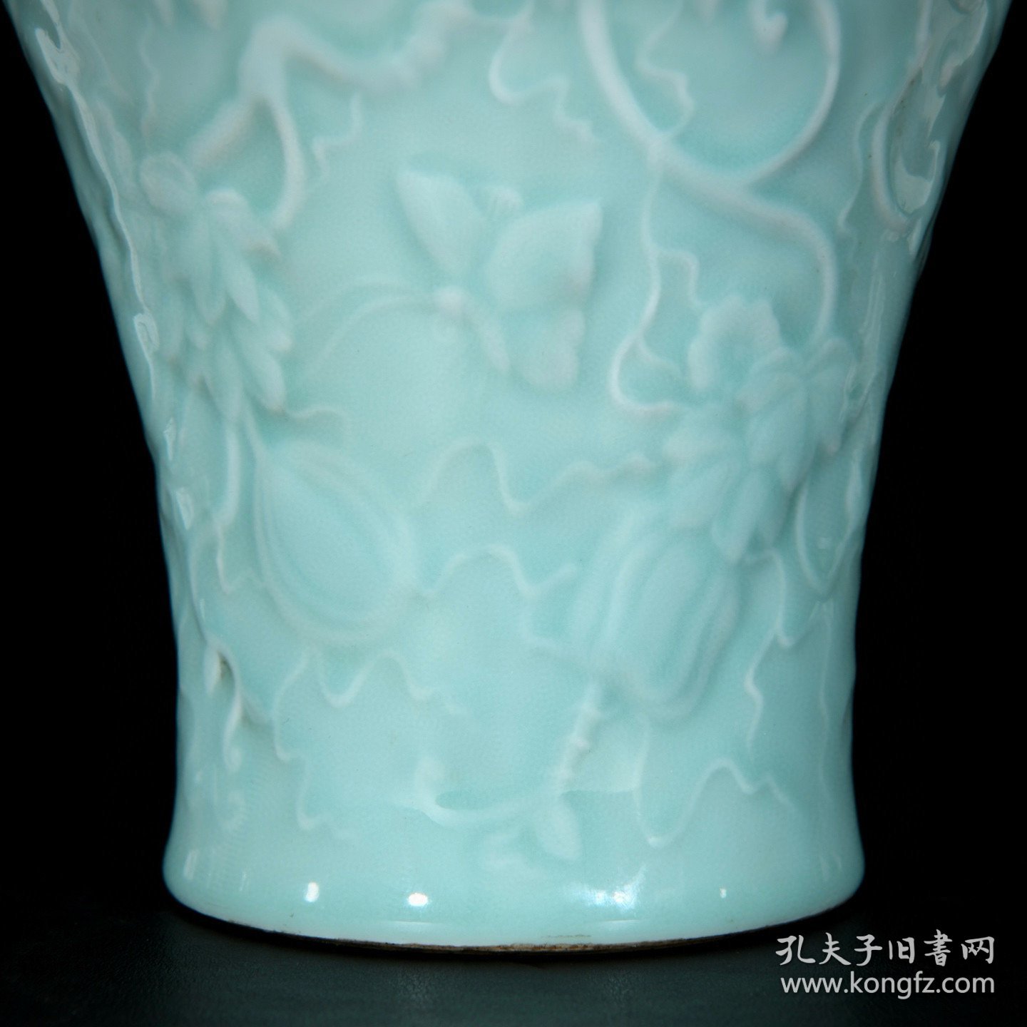 清乾隆粉青单色釉雕刻瓜蝶纹梅瓶；32x18厘米