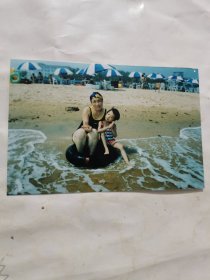 海边彩色泳装照片