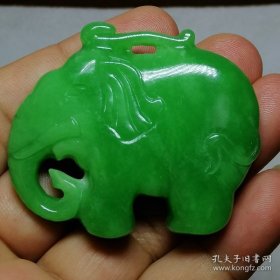 碧绿翡翠小大象.青青翠翠，充满生机。水足清亮，珍贵非常。本器光下澄澈，温润荧亮，精雕细刻，品相佳尚。古人认为，家有大象，如有靠山。可佩身上，避邪趋利，出入平安，万事吉祥。本翡翠小象，少有珍贵，乃情侣相赠之最佳礼品。