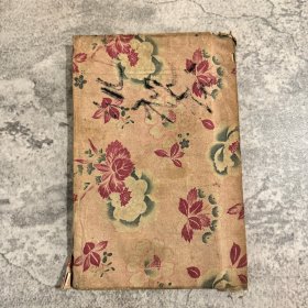 清代木刻绣花图样一册，木刻本，雕版印刷，内容有仕女、花卉、器物、庭园、走兽等，36 叶 72 面，第一张图有较大破损，中间书页个别有轻微虫蛀和撕口，见图，16 开大小