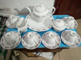 70/80年代中国唐山瓷茶具一套，共计16件套，漂亮大气，瓷质非常好！收藏、使用佳品！全套保真包老！