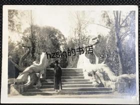 民国武汉汉口中山公园双龙桥男子留影及周边场景，该桥1930年建成日军侵华时遭毁坏。老照片画面少见、较为难得