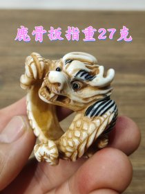 以前下乡收来的，骨老扳指一枚，保存完整，收藏的佳品。