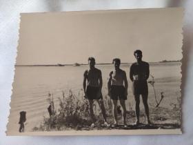 河边的苏联青年老照片 俄罗斯老照片 苏联老照片 泳装的苏联青年老照片 照片长12厘米，宽9厘米