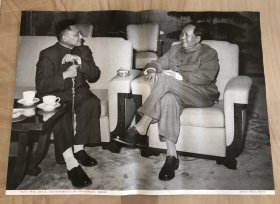 导师毛主席与总设计师邓小平。全开大尺存（约 106×76 公分）。此画较少。厚纸。 品相见图展示自定。