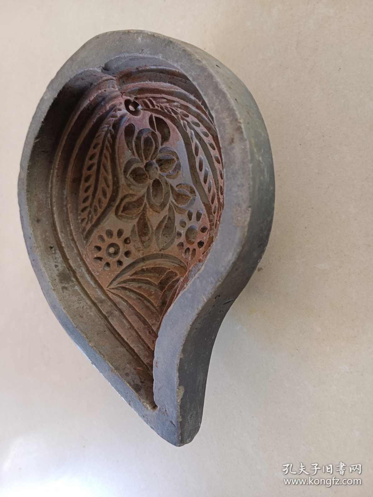 老陶制桃型面模子 边沿小磕皮 中心花蕊有两处小凸出尖缺损见图九红圈为缺失蓝圈为完整