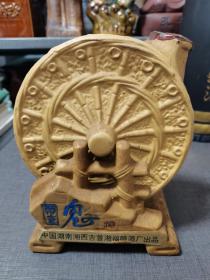 老酒瓶：筒车鬼酒一个。造型漂亮，未开封，标完整，底座有点缺，具体请看图。