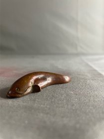 铜鲶鱼茶宠，年年有余小镇纸。长5.5厘米左右，宽2.1厘米左右高1.1厘米左右。重30克左右