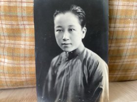 超值。民国旗袍美女老照片，富态漂亮，服饰有典型的时代特色。尺寸中大如图所示。漂亮。PS老照片不是新产品，要求完美者慎拍