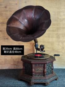 紫铜大喇叭 手摇留声机
品相一流，保存完整，正常使用，民俗饭馆 博物馆 收藏摆放彰显品味！