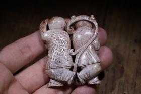 回流 舊藏和田玉“和合二仙” 藏品规格;长5.7公分 宽1公分 高5.9公分 重51克 .藏品介绍:火烧玉质,莹润起光,包浆浑厚,镂空透雕,和合二仙,双面刻工,手持宝盒,眉开眼笑,米字纹理,收藏俱佳。