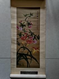 1979年精裱绢本李黎《萱花夹竹桃》三平尺。特精。