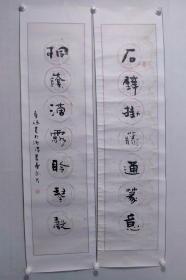保真书画，杨章禄书法对联一幅，尺寸：130*31*2纸本镜心，杨章禄，男，1934年出生于湖南省宁乡县，现为中国书法家协会会员，中国工艺美术家协会会员，湖南省美术家协会会员。湘潭市书协艺术顾问，曾为湘潭市书画函授大学教授。自幼酷爱书画。书法晋唐，上溯汉魏诸家，然师古不泥，书法个性鲜明，自成面貌。绘画方面，曾从事过美术宣传，报刊美编，装潢设计等工作，多年来专攻花鸟，犹以画马和小动物见长。