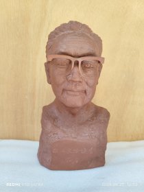 徐秀棠工作室制巴金紫砂塑像……………………徐秀棠，1937年12月出生于宜兴蜀山紫砂陶艺世家，中国工艺美术大师。现任无锡市茶文化研究会副会长，江南大学客座教授，无锡工艺职业技术学院客座教授。获奖作品有《坐八怪》、《雪舟学画》等。。