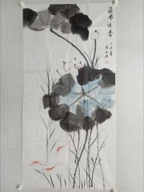 保真书画，著名电影演员，张金玲四尺整纸国画《荷风送香》，尺寸138×69cm。张金玲，女，1951年生，我国著名表演艺术家，电影家，著名演员，影星张金玲曾经主演的电影，瞧这一家子，渡江侦察记，从奴隶到将军等等，张金玲与北京电影制片厂的李秀明、刘晓庆一起，并称为“北影三朵金花”，红遍全国。