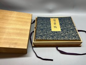 【深草元政，田能村直入，龟田鹏斋，泷和亭，大沼枕山，秦藏六，春木南湖，冈田半江，加藤千浪等，老册页一本】 名称:字画【古筆画帖12图】老作品， 作者：自查 材质:纸本绫裱册页，木盒 规格:18*25左右不一（画心尺寸cm） 28*35(册页尺寸cm) 品相:如图 老旧，黄斑，褶皱，破损缺肉，虫蛀等