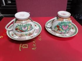 中国出口创汇时期广州织金彩瓷器---广彩咖啡杯碟 两套4件 精美手绘描金重彩，尽显雍容华贵 品相好。送礼 使用，收藏 摆设均为佳品 (杯口径7.6左右厘米 碟直径13.8厘米）实物如图