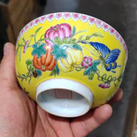 清粉彩黄釉蝴蝶纹碗