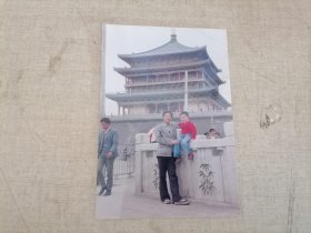 老照片：90年代初西安钟楼前父子合影