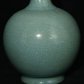 宋汝窑沥粉描金寿桃蝴蝶纹胆瓶，高28.8×16厘米