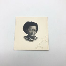 中国第一代钢琴家、曾任中央乐团首席钢琴巫漪丽（1931-2019），五十年代初致恋人杨秉荪，满题签赠珍贵照片一枚（背面题签有“晓阳我知道你喜欢看我笑的样子就给你这张......”）