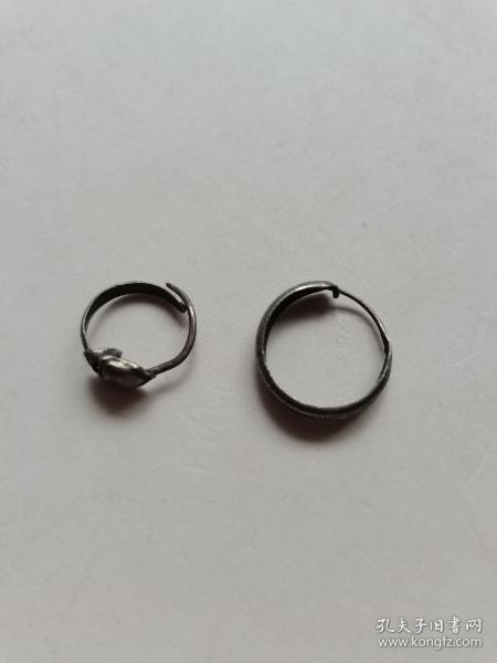 清代老银，戒指两个  
共1.6克