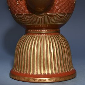 清乾隆漆红雕刻鎏金贲巴壶，高27.5cm直径17.5cm