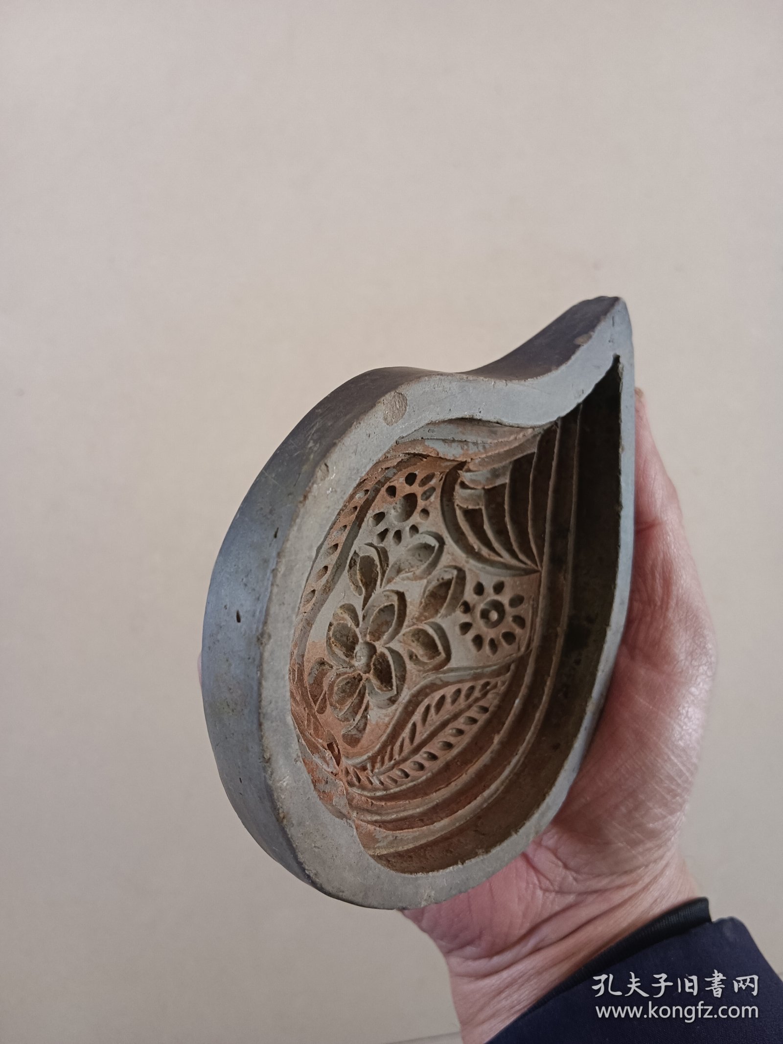 老陶制桃型面模子 边沿小磕皮 中心花蕊有两处小凸出尖缺损见图九红圈为缺失蓝圈为完整