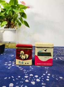 七八十年代！熊猫牌 天鹅牌 老发蜡两盒！保存极好！基本上都算满瓶 没怎么用！开盖香气四溢！正常使用！熊猫牌的更香一些！保存至今十分难得了！老理发用具收藏精品！