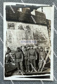 【武汉旧影】1939年2月20日 湖北省黄陂县西南城门“丰亨门”前警备的日军第13师团卫生队第4中队第2小队第4班士兵合影照一枚（城墙上有“哈德門”香烟广告。黄陂县城墙始筑于明初，原为土城，明万历元年建砖城，并设城门6座：东曰昭明、南曰景福、小南曰康阜、西曰豫泰、小西曰丰亨，北门因碍学宫，后废，复于东南方开一门曰文昌。城墙在民国时期西北部部分拆毁，解放后至七十年代城墙陆续被拆除。）